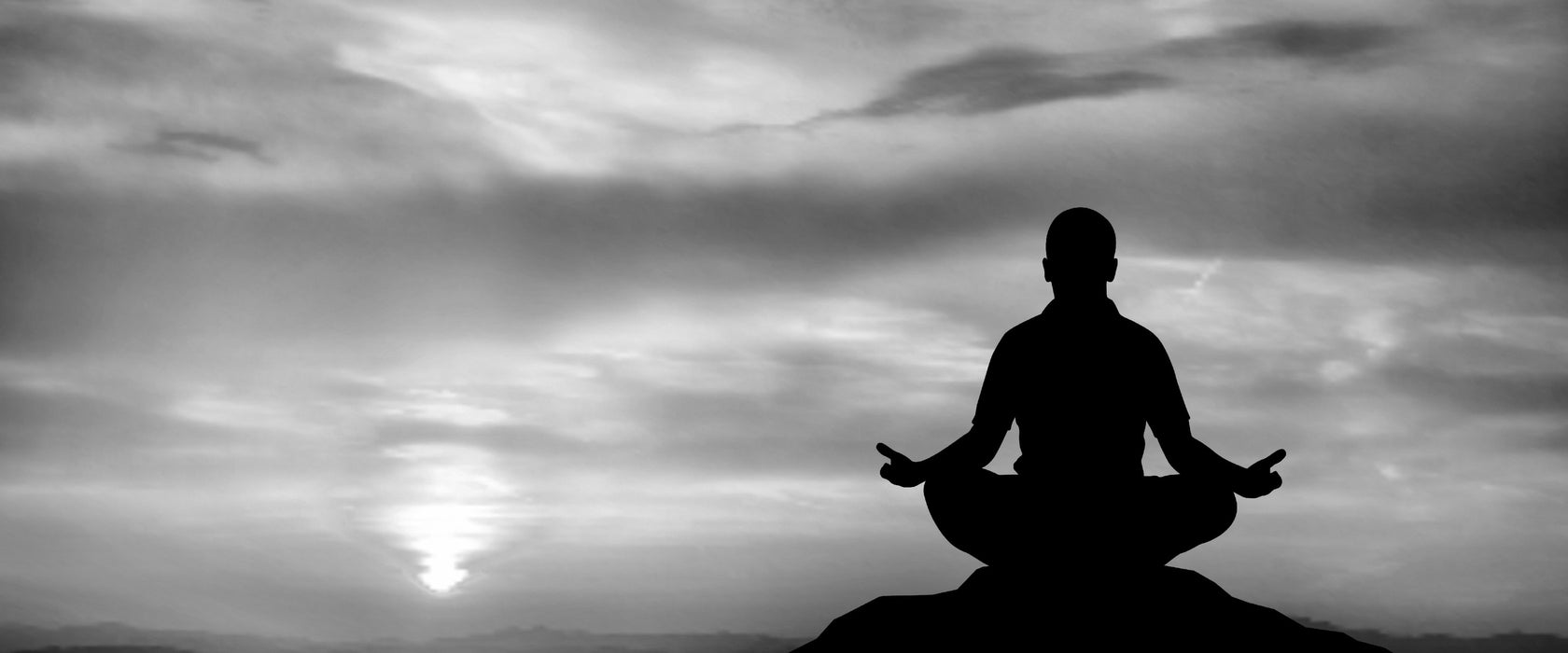 Meditation im Sonnenuntergang, Glasbild Panorama