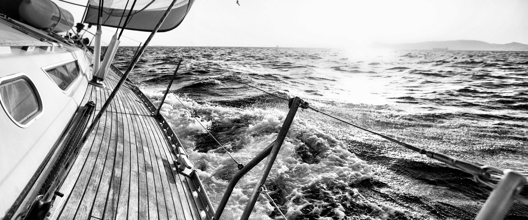 Segelboot im Meer, Glasbild Panorama