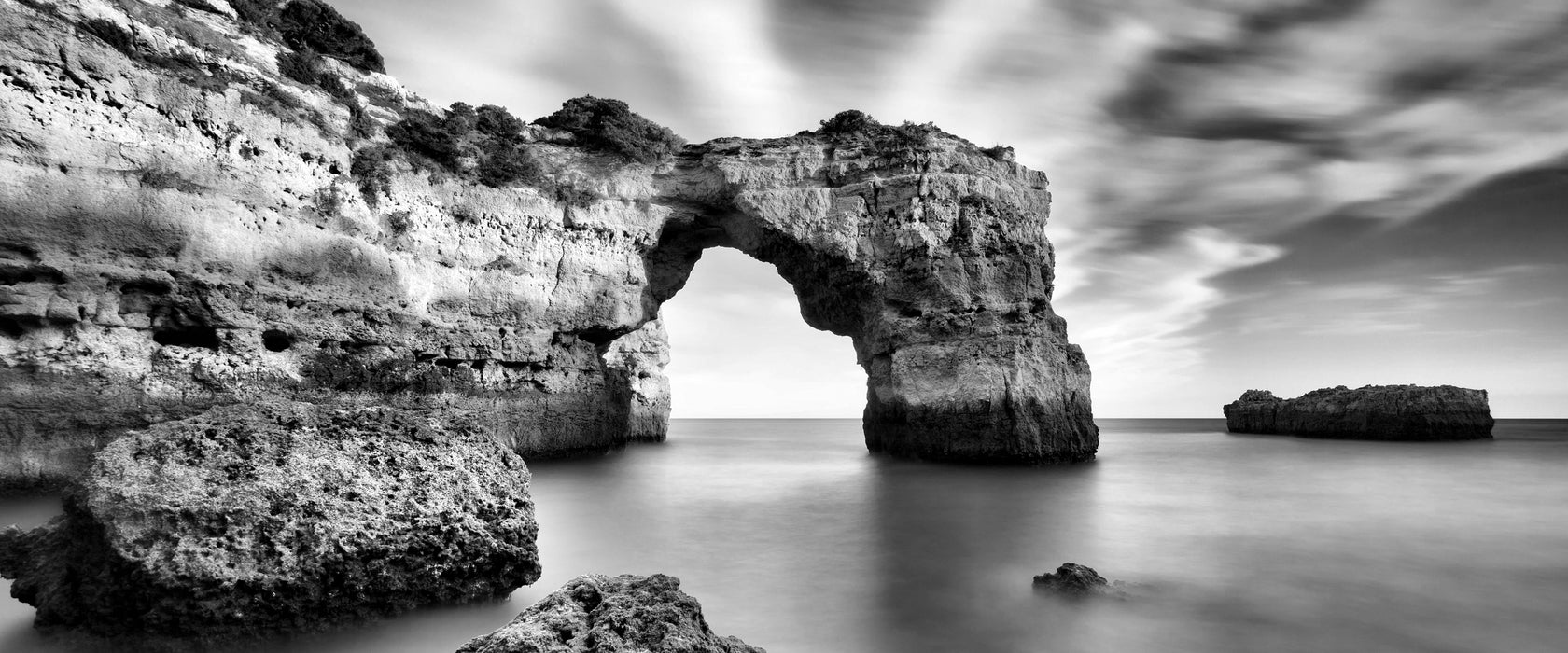 Riesiger Berg im Meer, Glasbild Panorama