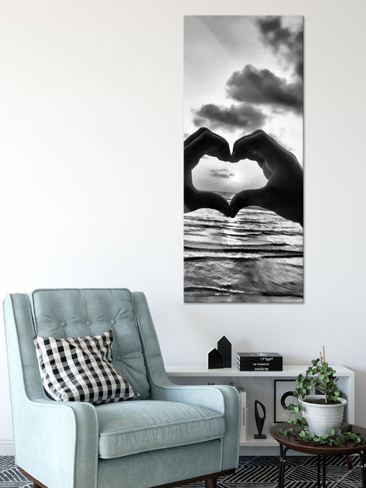 Händen geformtes Herz am Meer, Glasbild Panorama