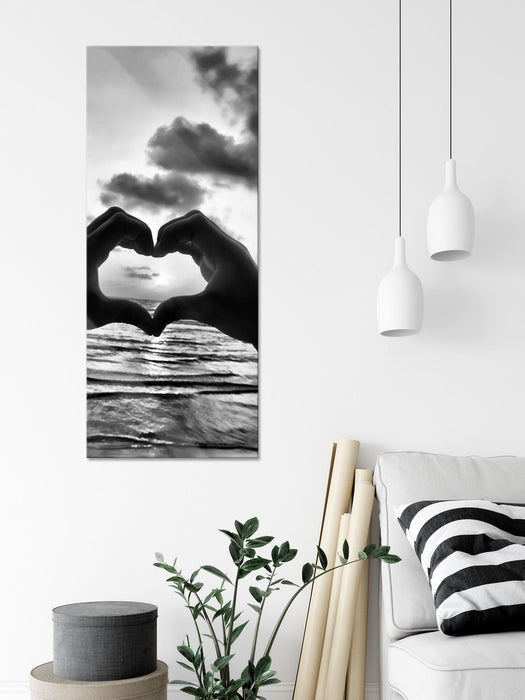 Händen geformtes Herz am Meer, Glasbild Panorama