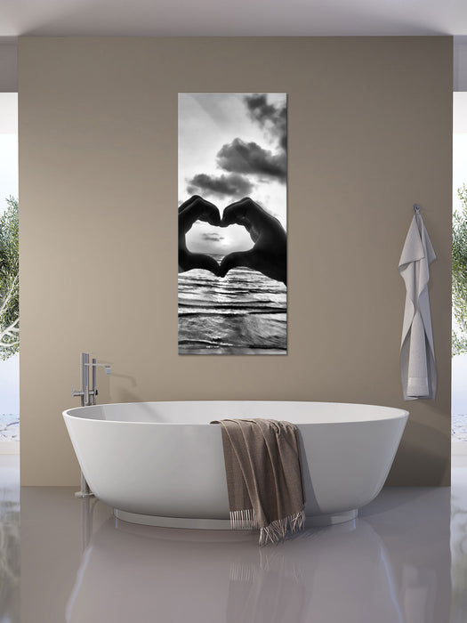Händen geformtes Herz am Meer, Glasbild Panorama