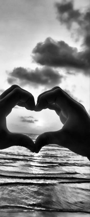 Händen geformtes Herz am Meer, Glasbild Panorama