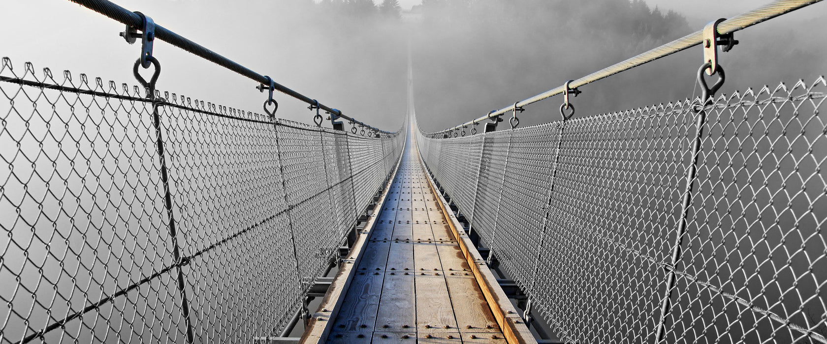 Hängeseilbrücke im Nebelschimmer, Glasbild Panorama