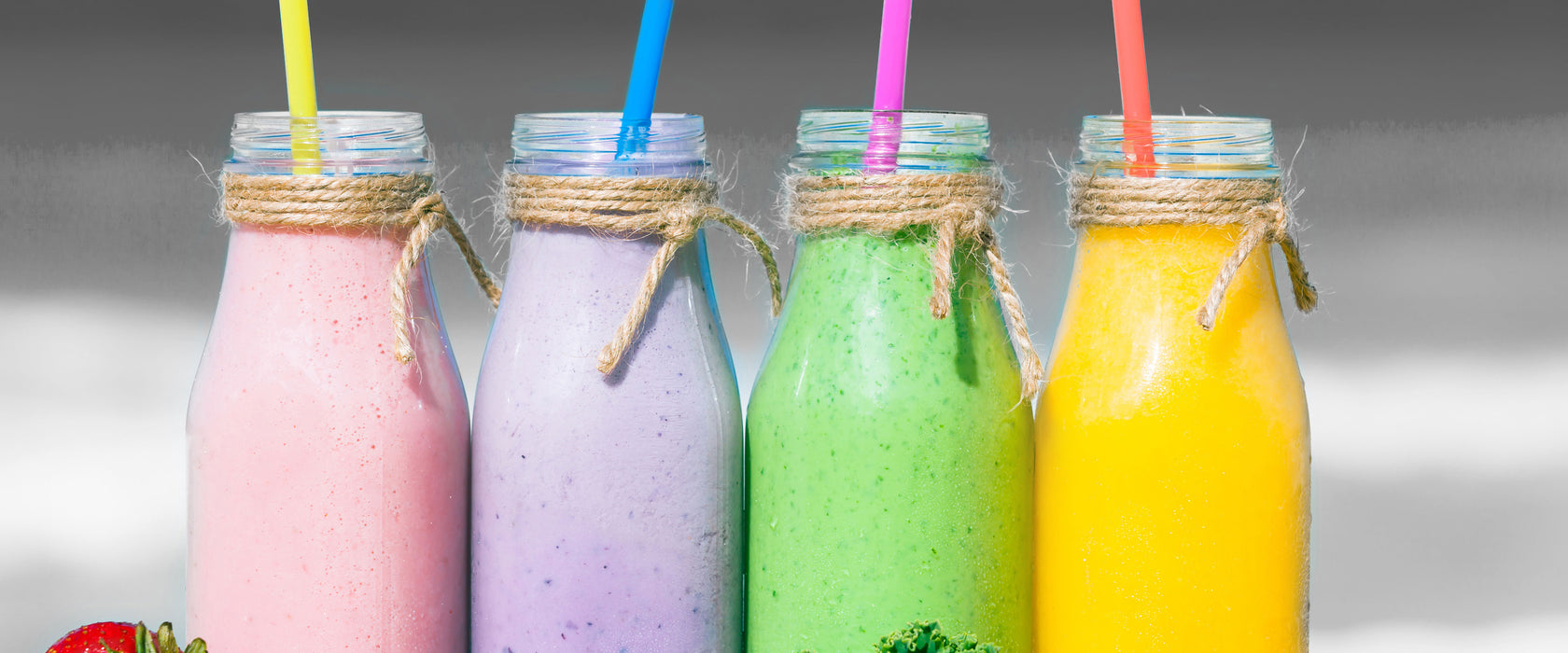 Smoothies in verschiedenen Farben, Glasbild Panorama