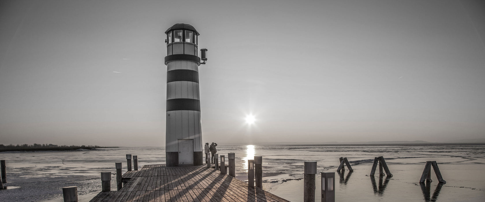 Leuchtturm am Steg, Glasbild Panorama