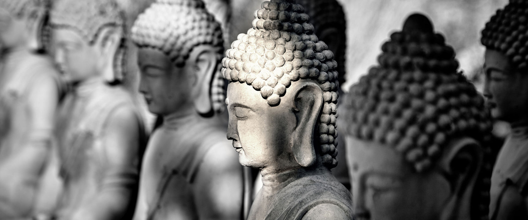 Buddha-Statuen in einer Reihe, Glasbild Panorama