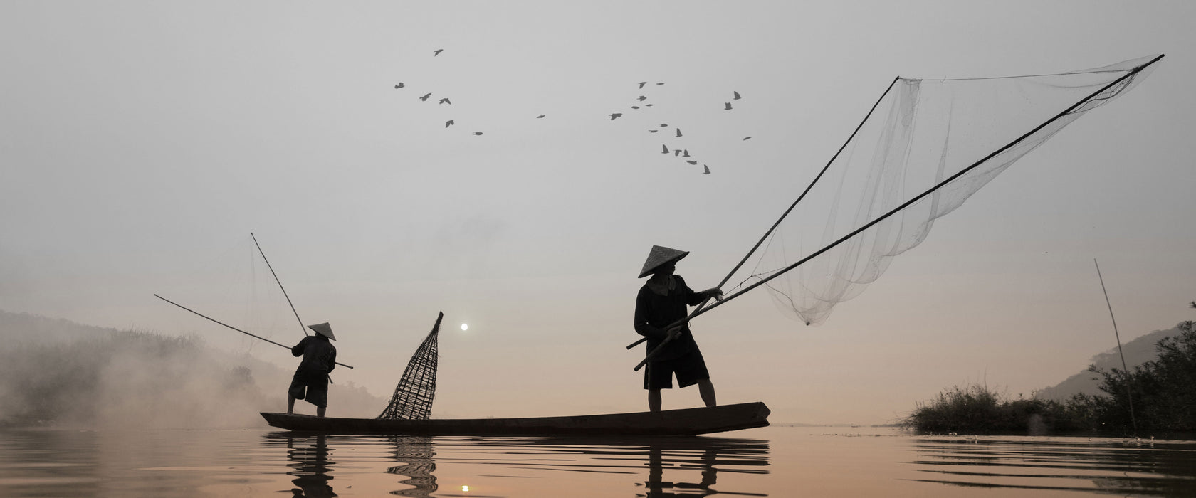 Fischer beim Angeln in Thailand, Glasbild Panorama