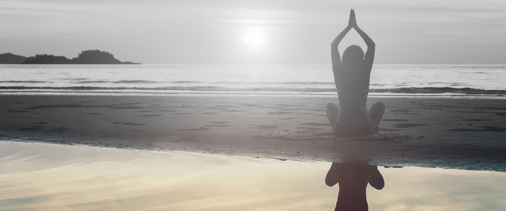 Frau in einer Yogapose am Strand, Glasbild Panorama