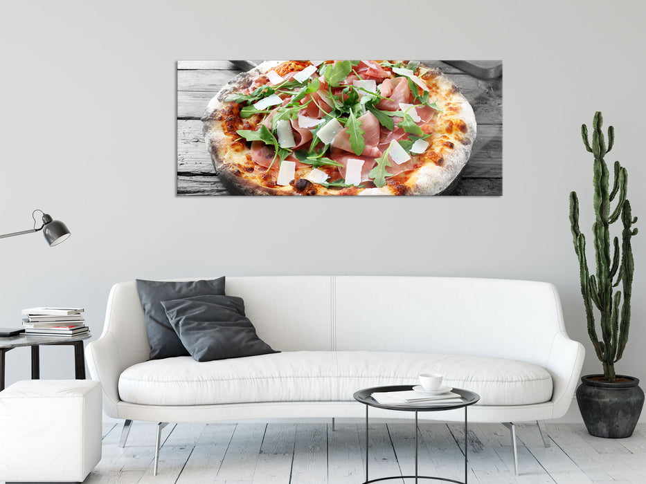 Prosciutto Pizza auf Holztisch, Glasbild Panorama