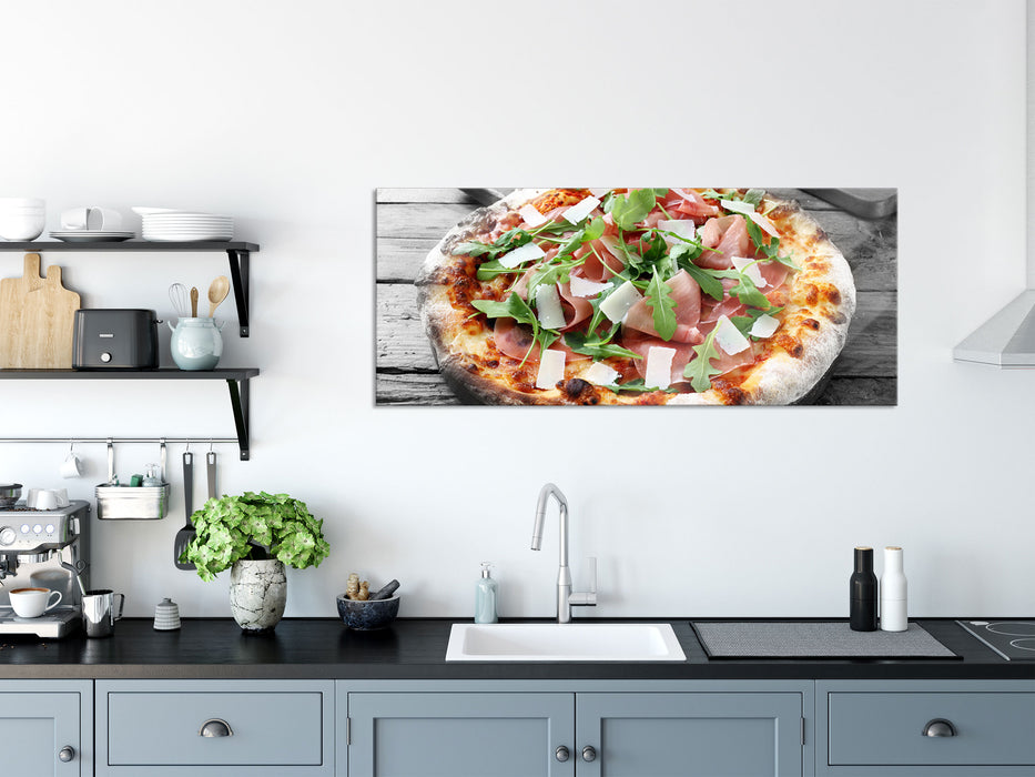 Prosciutto Pizza auf Holztisch, Glasbild Panorama