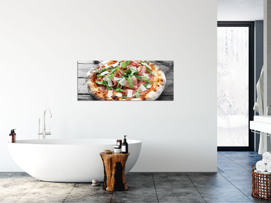 Prosciutto Pizza auf Holztisch, Glasbild Panorama