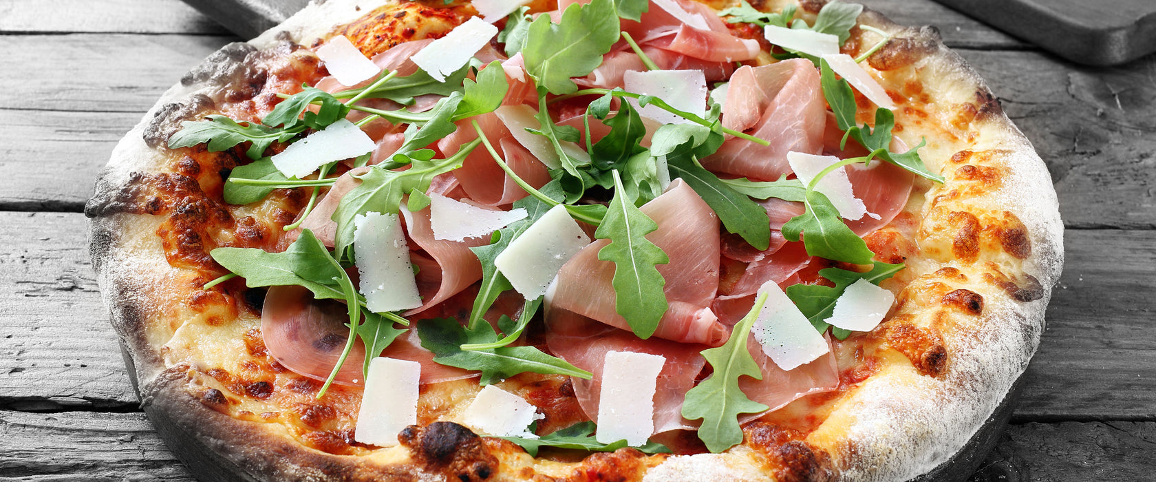 Prosciutto Pizza auf Holztisch, Glasbild Panorama