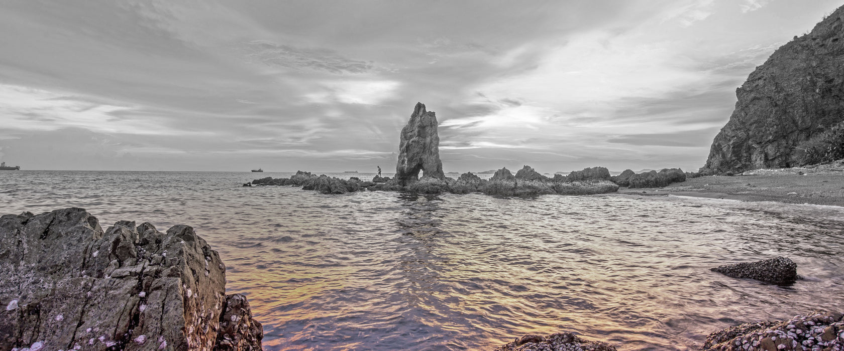 Küstenlinie mit Sonnenuntergang, Glasbild Panorama