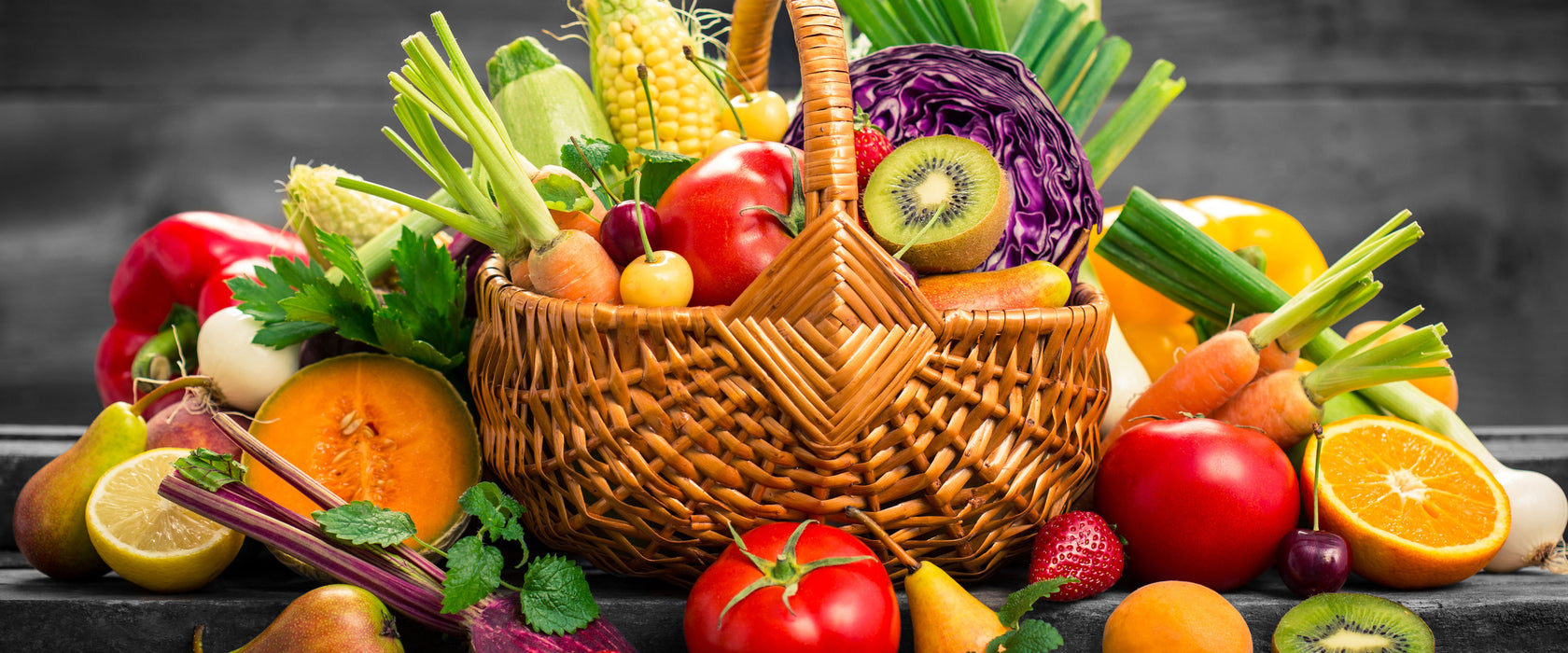 Frisches Obst und Gemüse im Korb, Glasbild Panorama