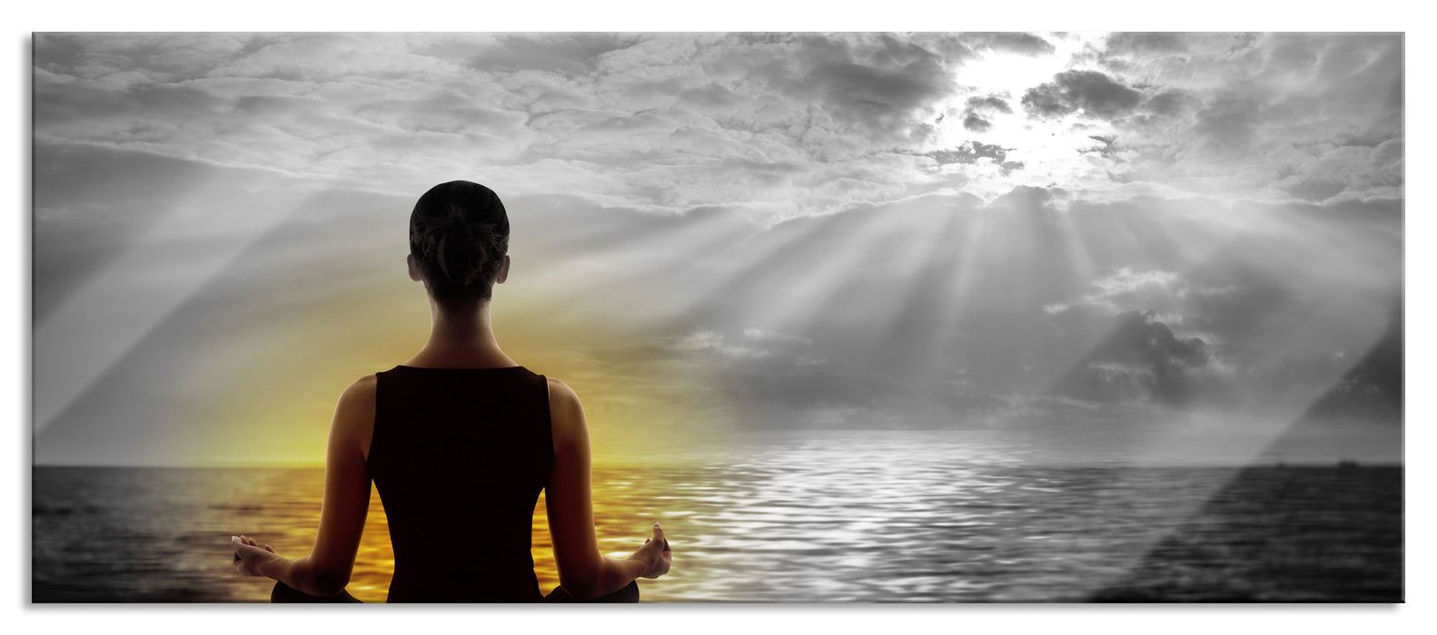 Pixxprint Frau meditiert am Strand, Glasbild Panorama