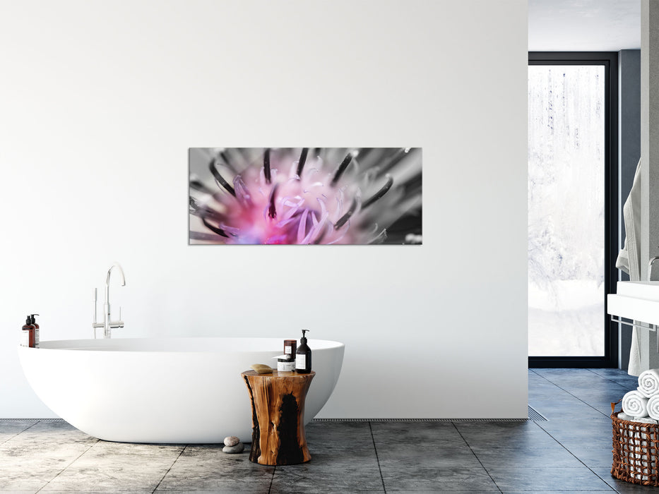 wunderschöne lila Blume im Fokus, Glasbild Panorama