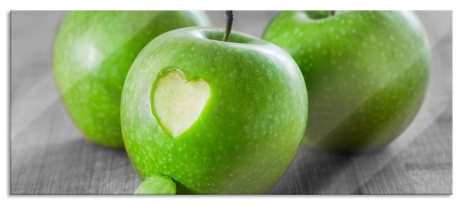 Pixxprint ein Herzchen im Apfel, Glasbild Panorama