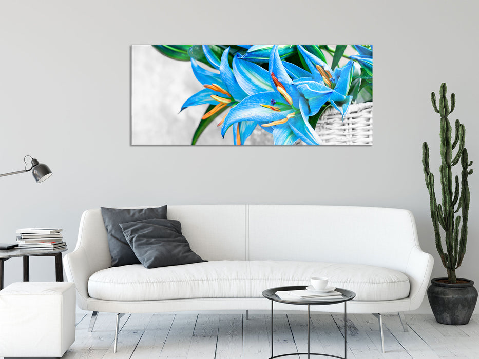 schöne blaue Blumen im Körbchen, Glasbild Panorama