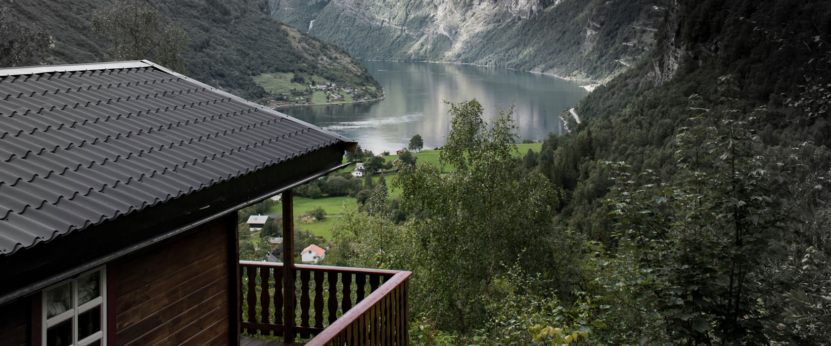 Hütte in schöner Umgebung, Glasbild Panorama