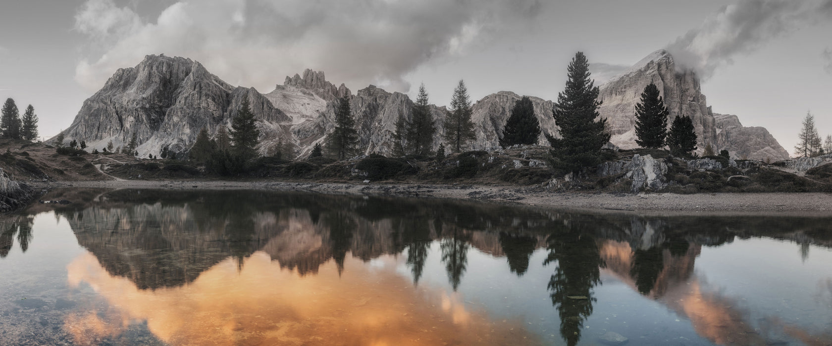 bunte Dolomiten am See Limides, Glasbild Panorama