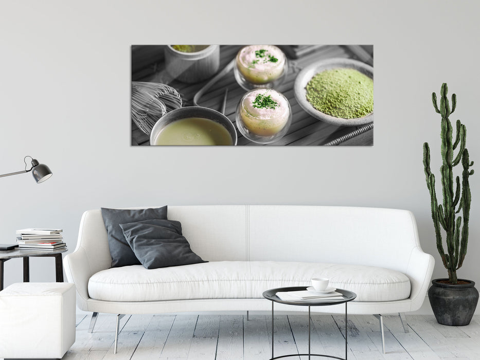 schön dekorierter Matcha Tee, Glasbild Panorama