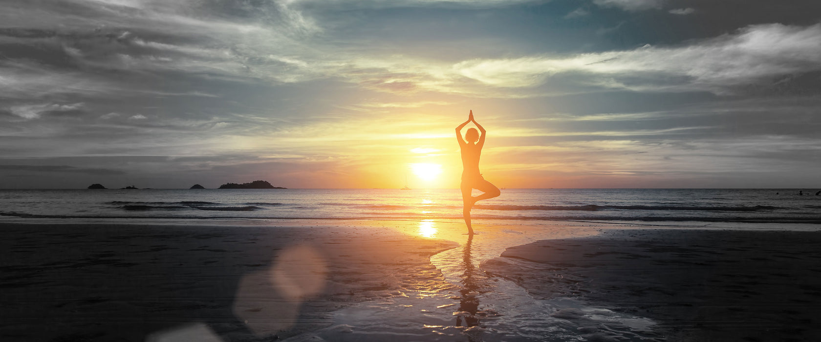 Yoga Silhouette am Strand, Glasbild Panorama