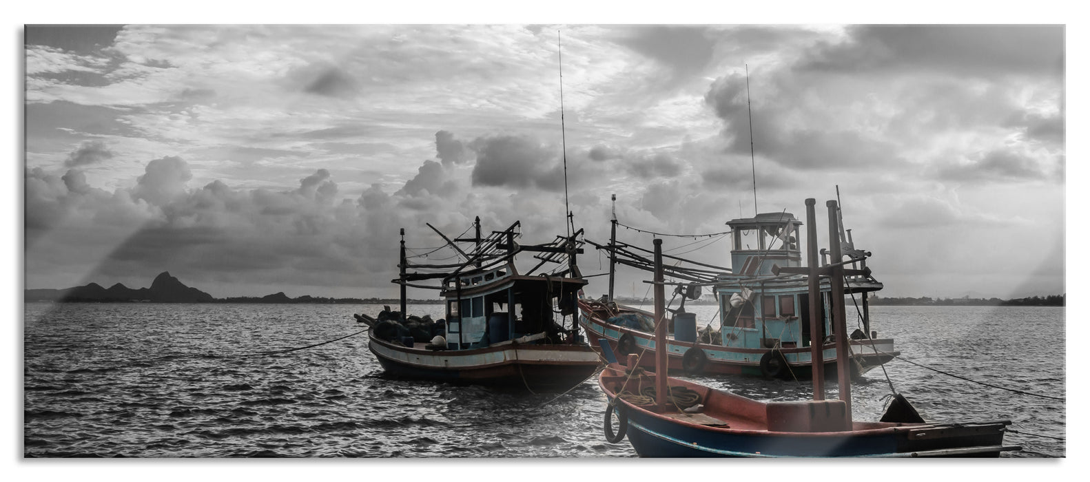 Pixxprint thailändische Fischerboote im Meer, Glasbild Panorama