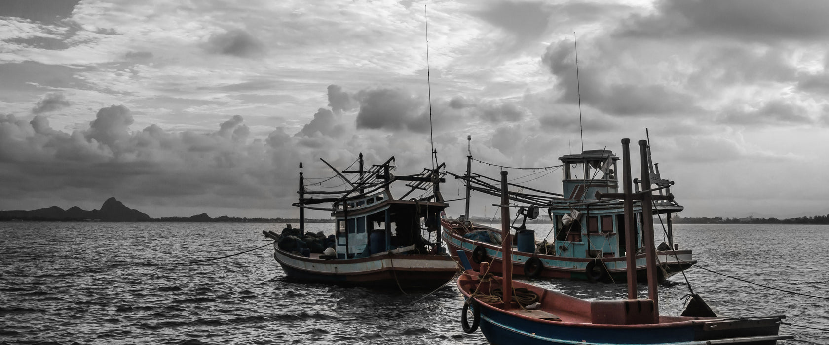 thailändische Fischerboote im Meer, Glasbild Panorama