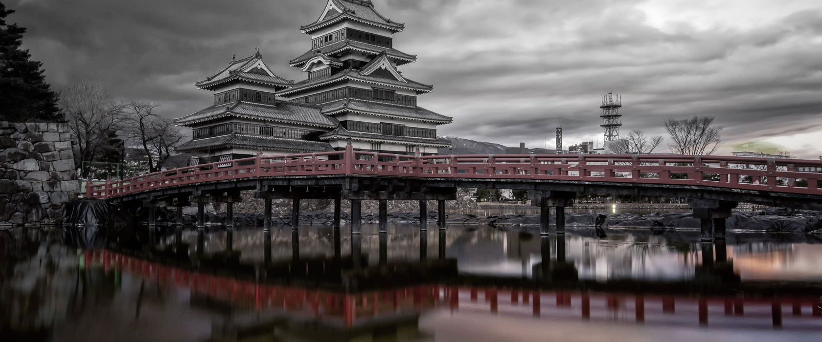 asiatischer Tempel an See, Glasbild Panorama