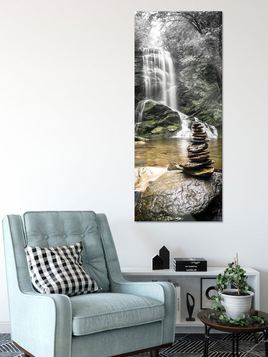 Zen Steine vor Wasserfall, Glasbild Panorama