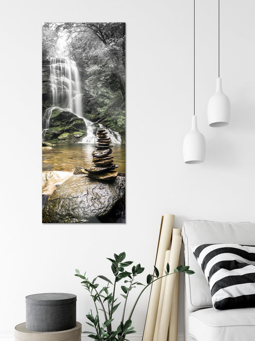 Zen Steine vor Wasserfall, Glasbild Panorama