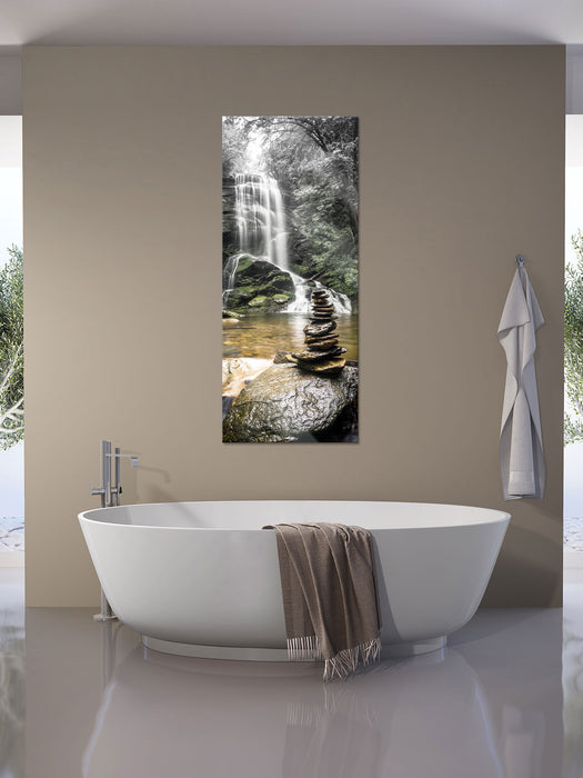 Zen Steine vor Wasserfall, Glasbild Panorama