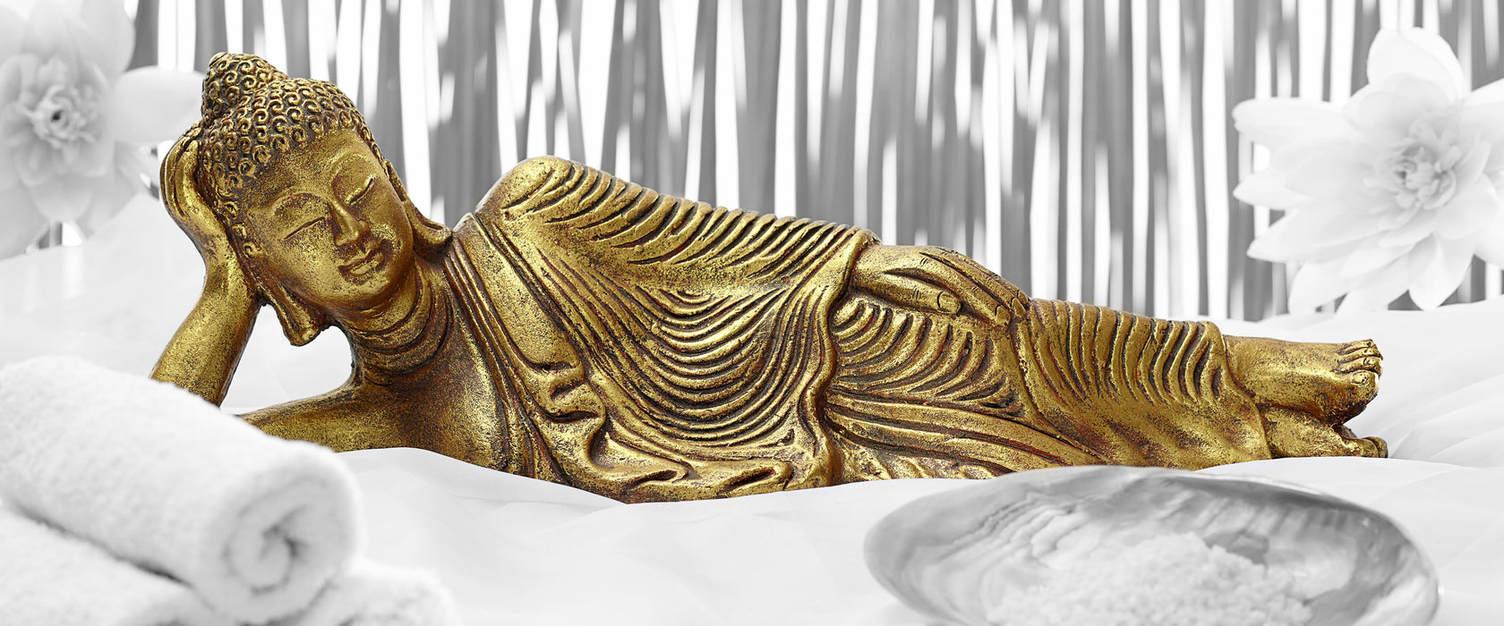 goldener Buddha auf Handtuch, Glasbild Panorama