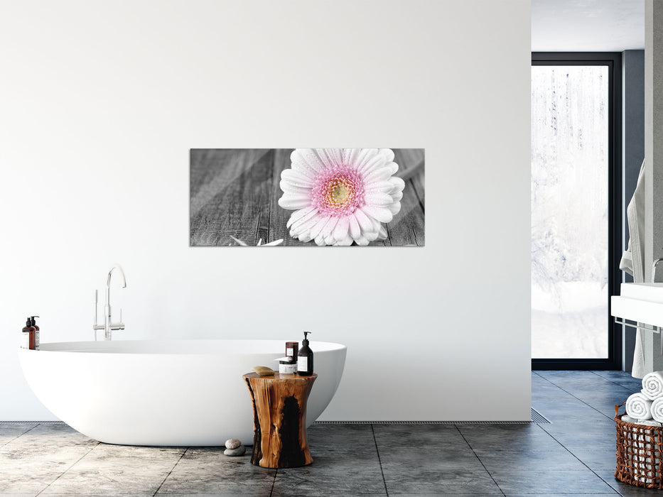 pinke Gerbera auf rustikalem Boden, Glasbild Panorama