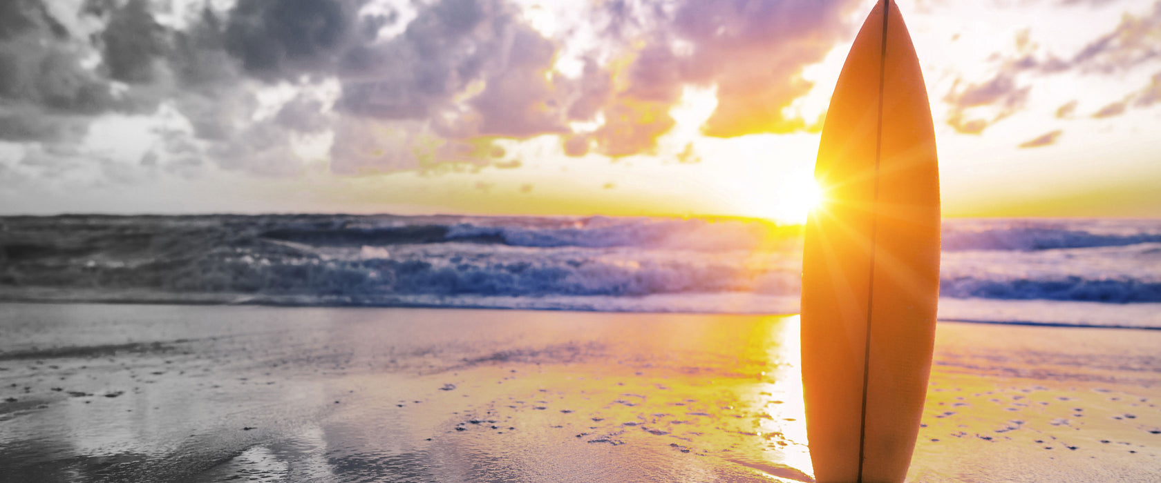 Surfbrett am Strand, Glasbild Panorama