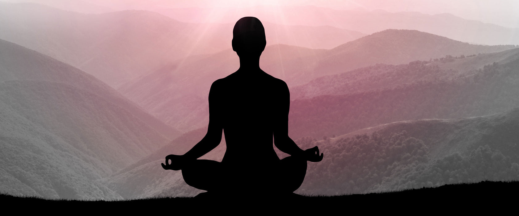 Meditierender Mensch in den Bergen, Glasbild Panorama