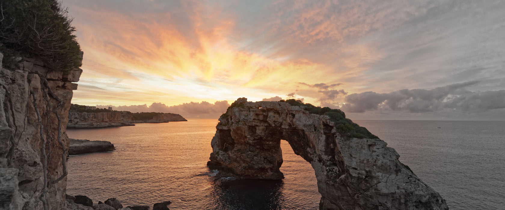 Ein Tag beginnt - Es Pontas, Glasbild Panorama