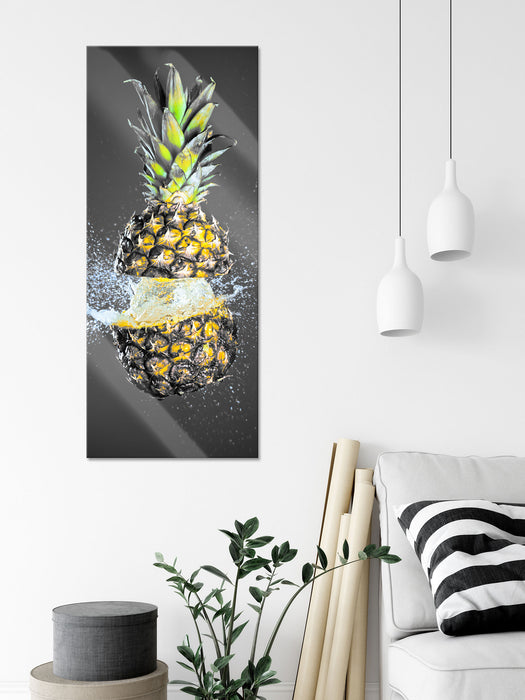 Ananas mit Wasser bespritzt, Glasbild Panorama