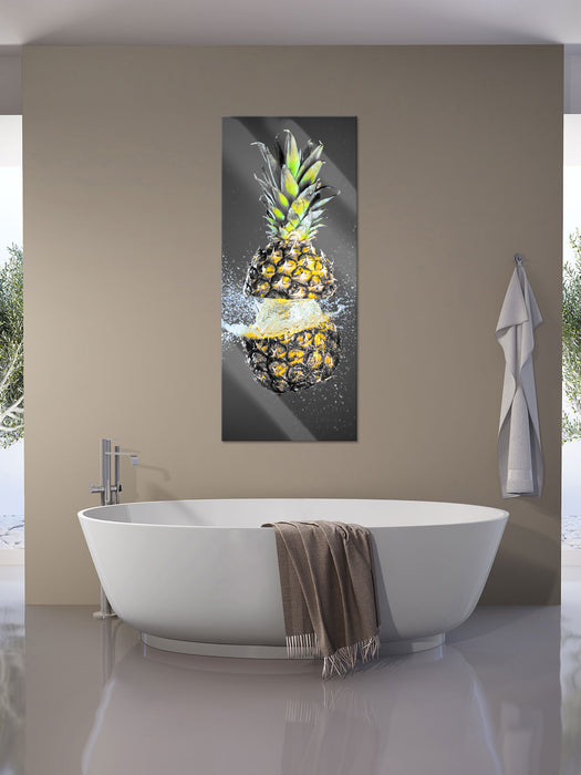 Ananas mit Wasser bespritzt, Glasbild Panorama