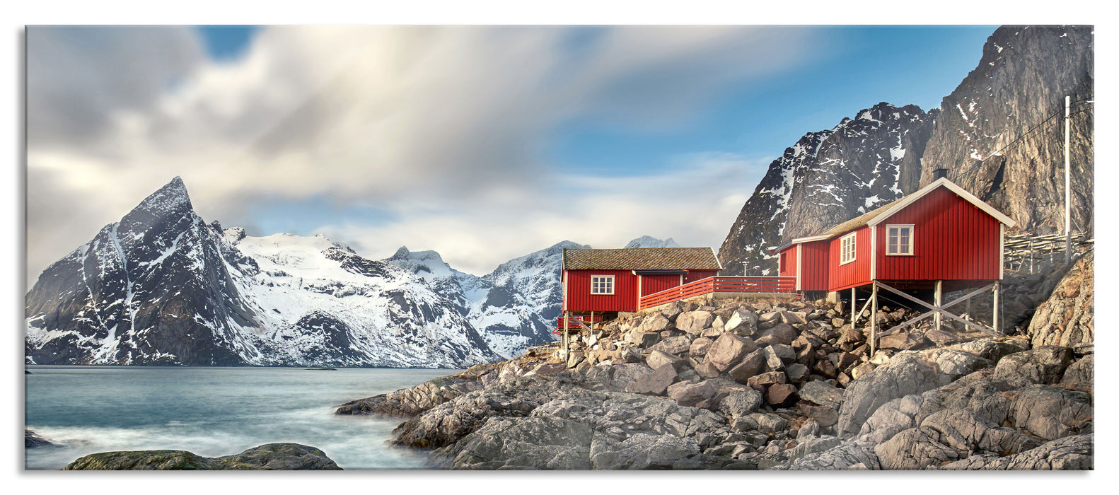 Pixxprint Einsames rotes Haus am Meer in Norwegen, Glasbild Panorama