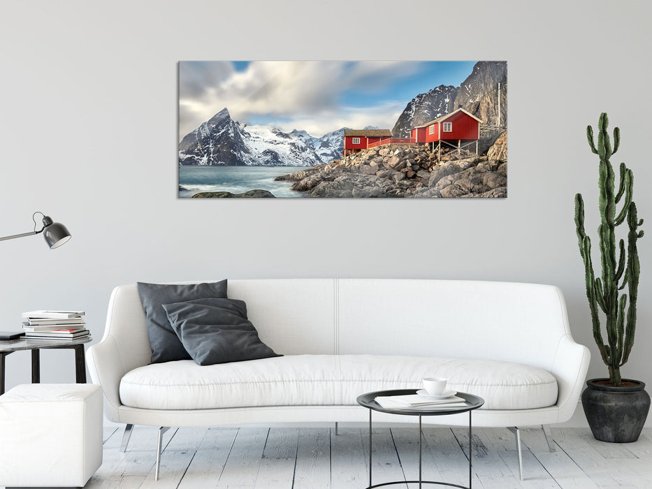 Einsames rotes Haus am Meer in Norwegen, Glasbild Panorama