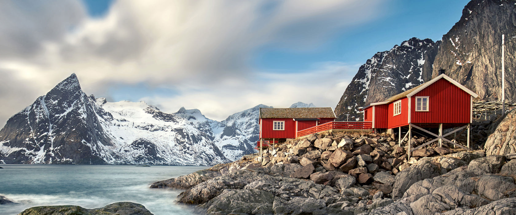 Einsames rotes Haus am Meer in Norwegen, Glasbild Panorama