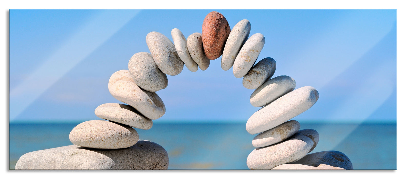 Brücke aus Zen Steinen am Meer, Glasbild Panorama