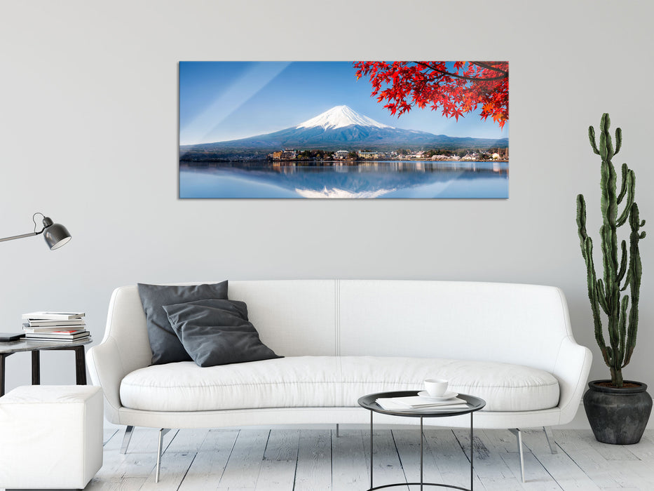 Berg Fujiyama mit herbstlich rotem Baum, Glasbild Panorama