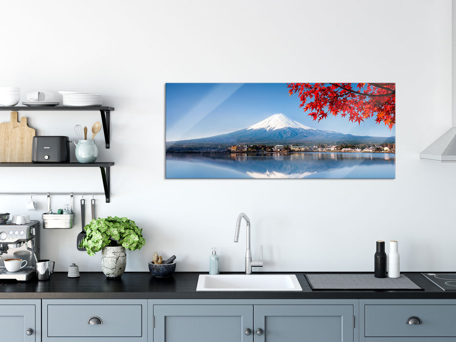 Berg Fujiyama mit herbstlich rotem Baum, Glasbild Panorama