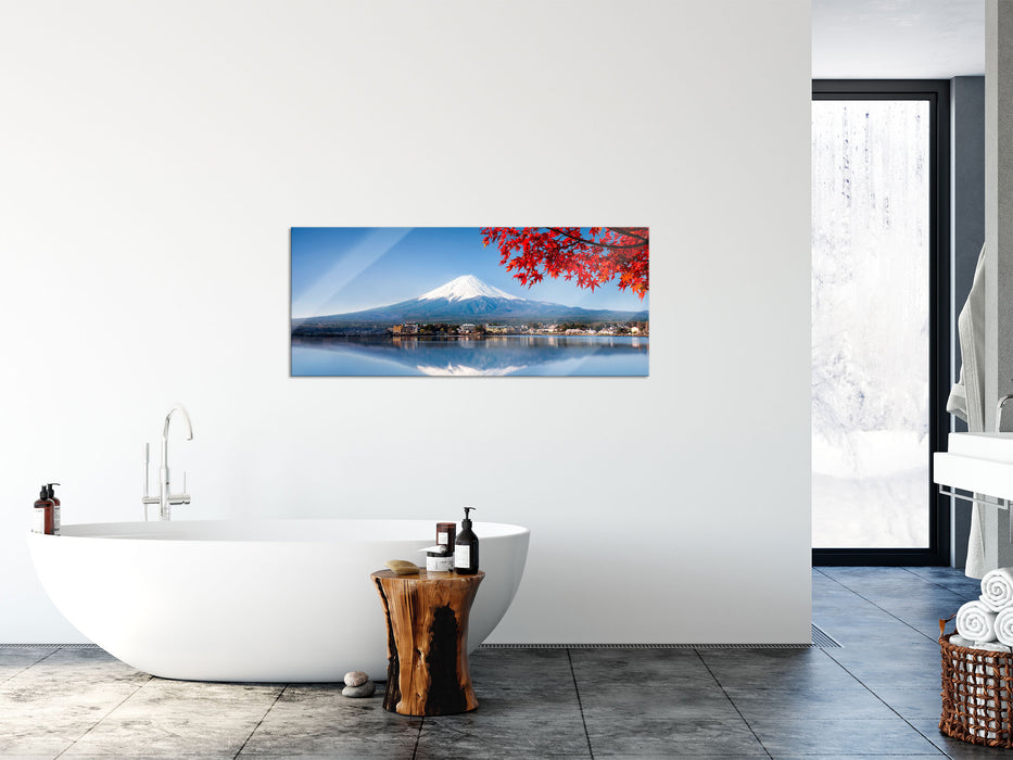 Berg Fujiyama mit herbstlich rotem Baum, Glasbild Panorama