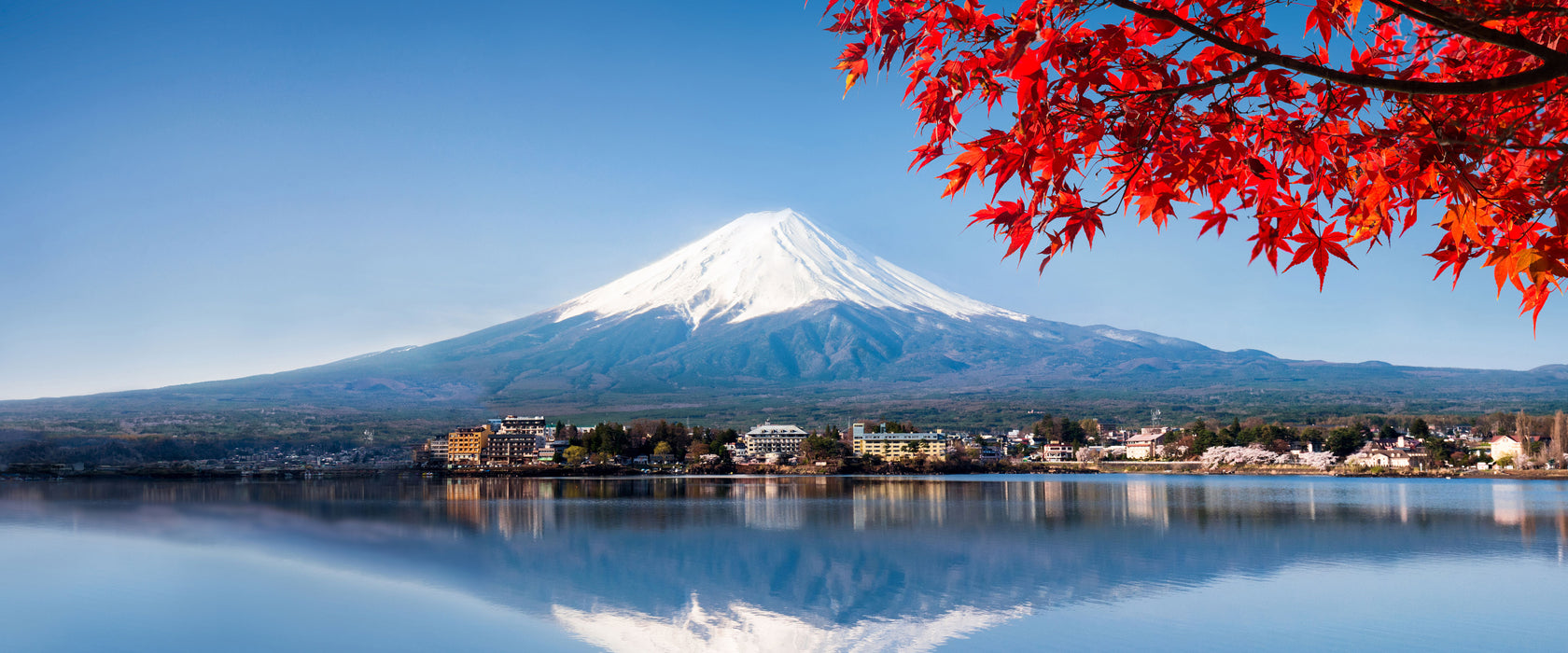 Berg Fujiyama mit herbstlich rotem Baum, Glasbild Panorama