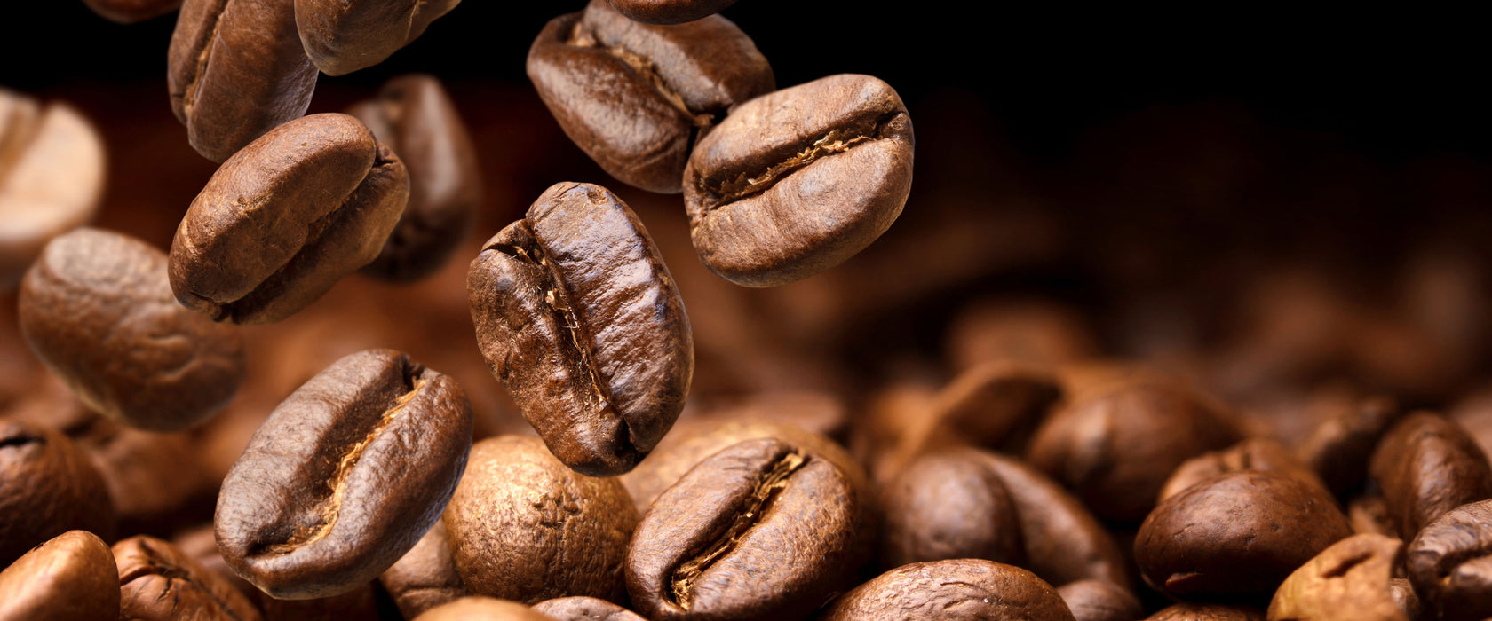 Nahaufnahme fallende Kaffeebohnen, Glasbild Panorama