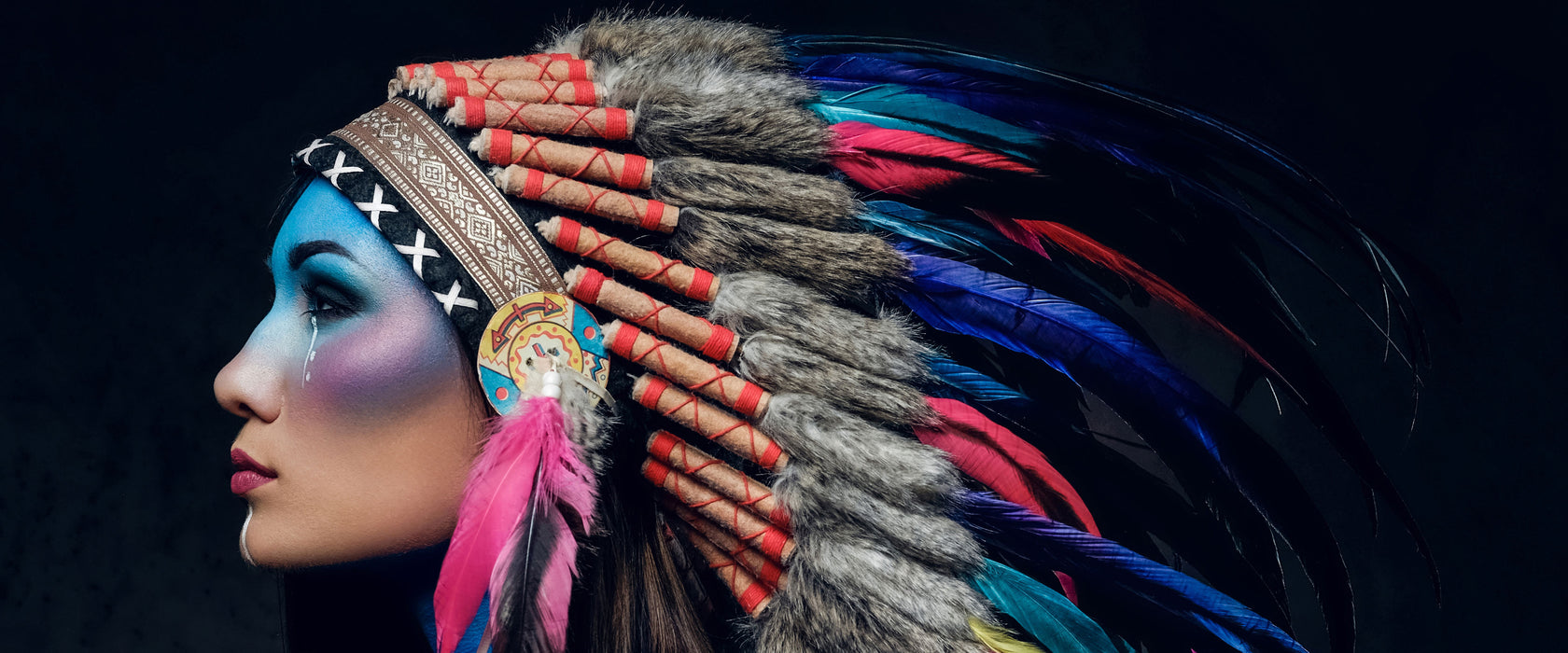 Frau mit buntem indianischen Kopfschmuck, Glasbild Panorama